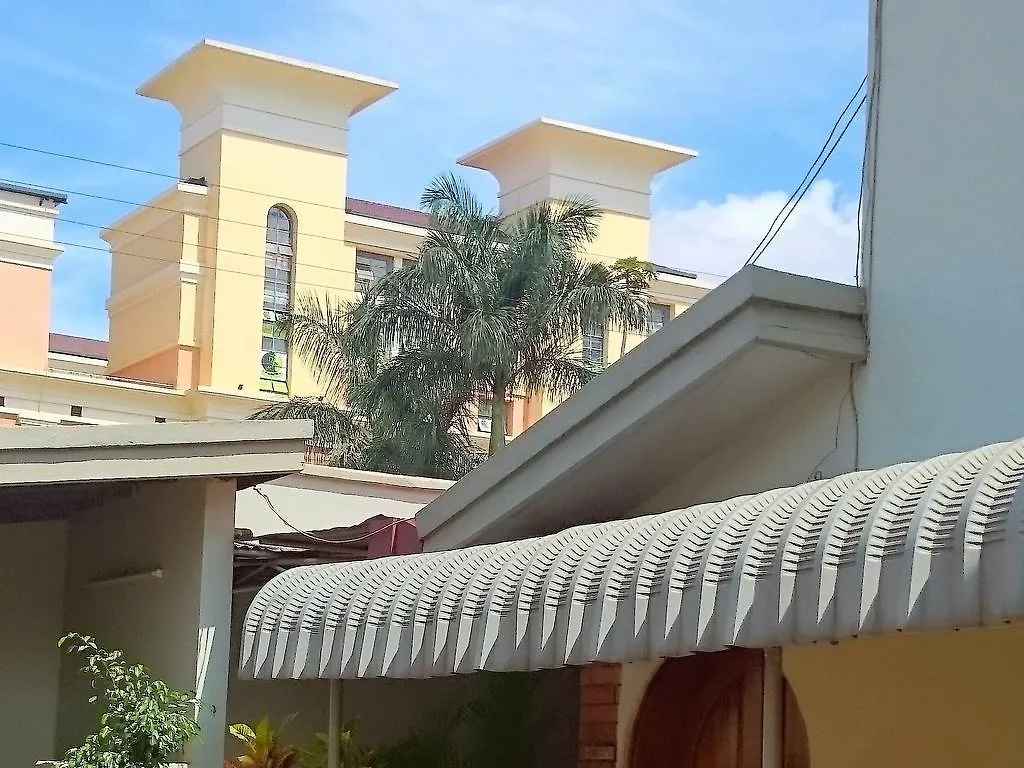 לינה וארוחת בוקר קמפאלה Hotel Acacia City